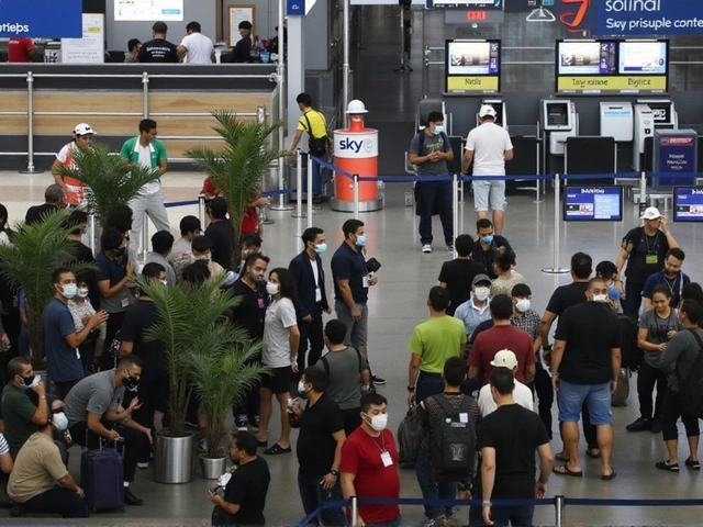 Huelga de Trabajadores en el Aeropuerto de Santiago Coincide con Fiestas Patrias, Impactando a Miles de Pasajeros